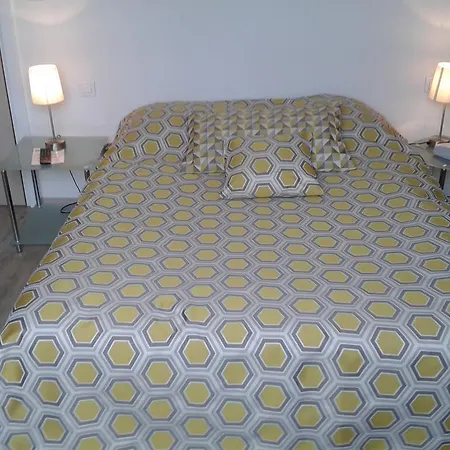 Des Bois מלון 2*